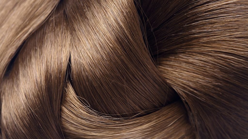 Hiustenpesu vaikuttaa ruskeisiin hiuksiin samalla tavoin kuin suora aurinko.