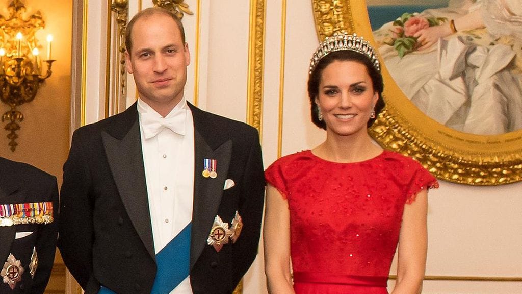 Prinssi William poseerasi hymyillen vaimonsa Katen kanssa.