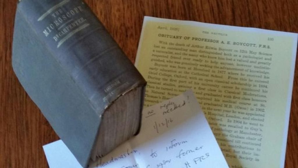 Herefordin katedraalikoulun kirjastoon palannut The Microscope and its Revelations -kirja sekä kirjan palauttaneen naisen kirjoittama saatekirje.