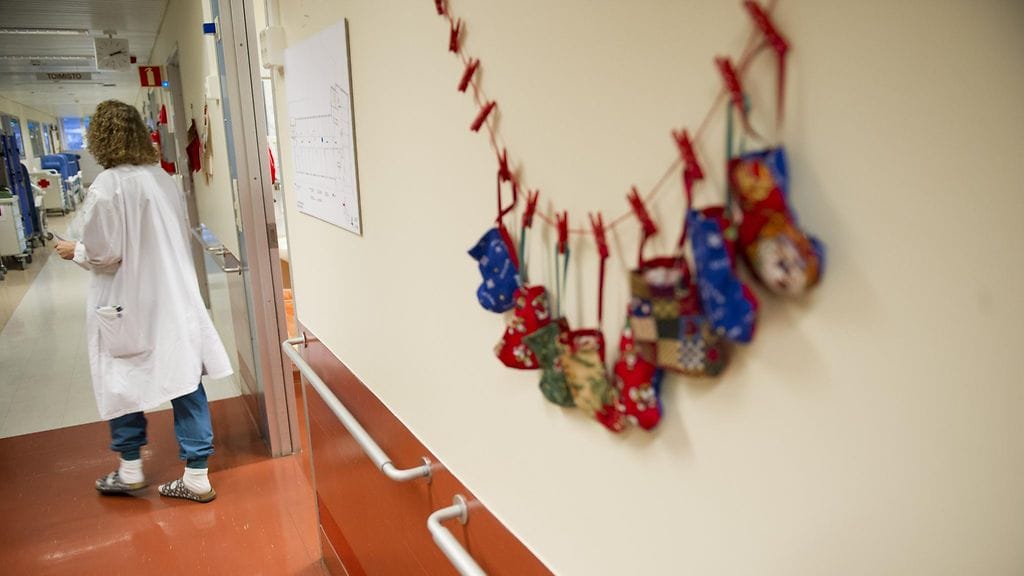 Pienetkin koristeet piristävät sairaalan joulua.