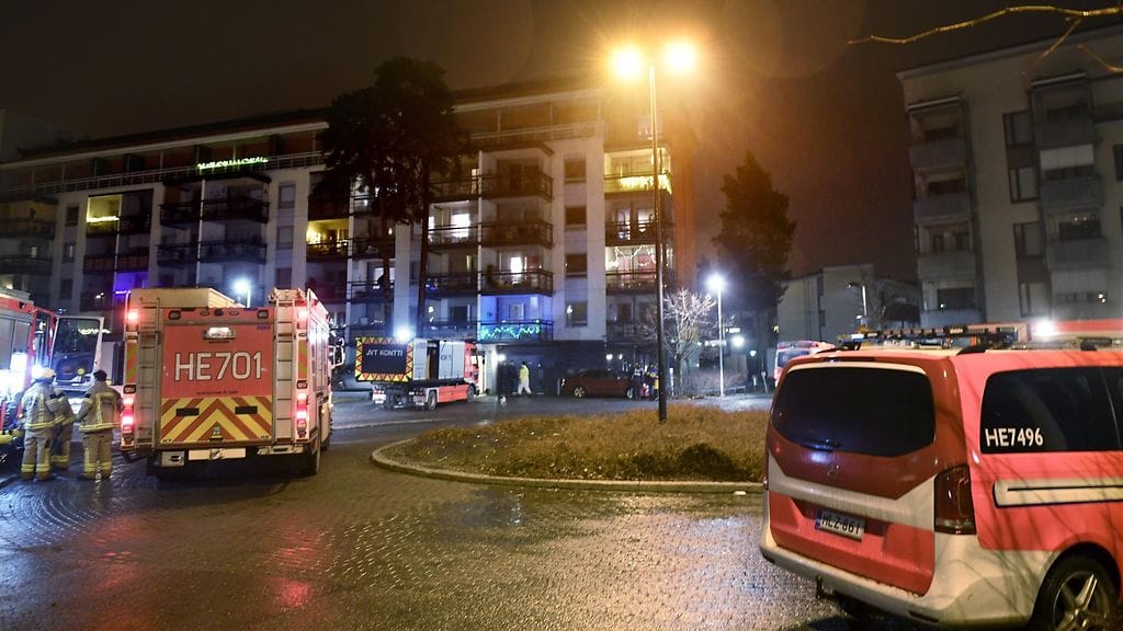 Onnettomuustutkintakeskuksen johtava tutkija Kai Valonen pitää Vuosaaren viimeöistä paloa poikkeuksellisena. Paloautoja palopaikalla.