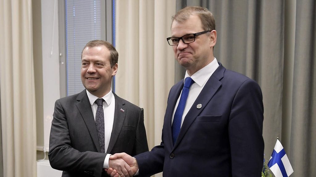 Pääministeri Juha Sipilä tapaa tänään Pietarissa Venäjän pääministerin Dmitri Medvedevin. Kuva on tapaamisesta Oulussa viime joulukuussa.