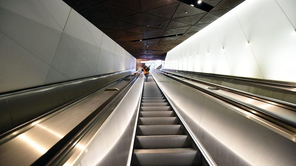 Länsimetron Aalto-yliopiston metroaseman liukuportaat Espoon Otaniemessä perjantaina 9. joulukuuta 2016.