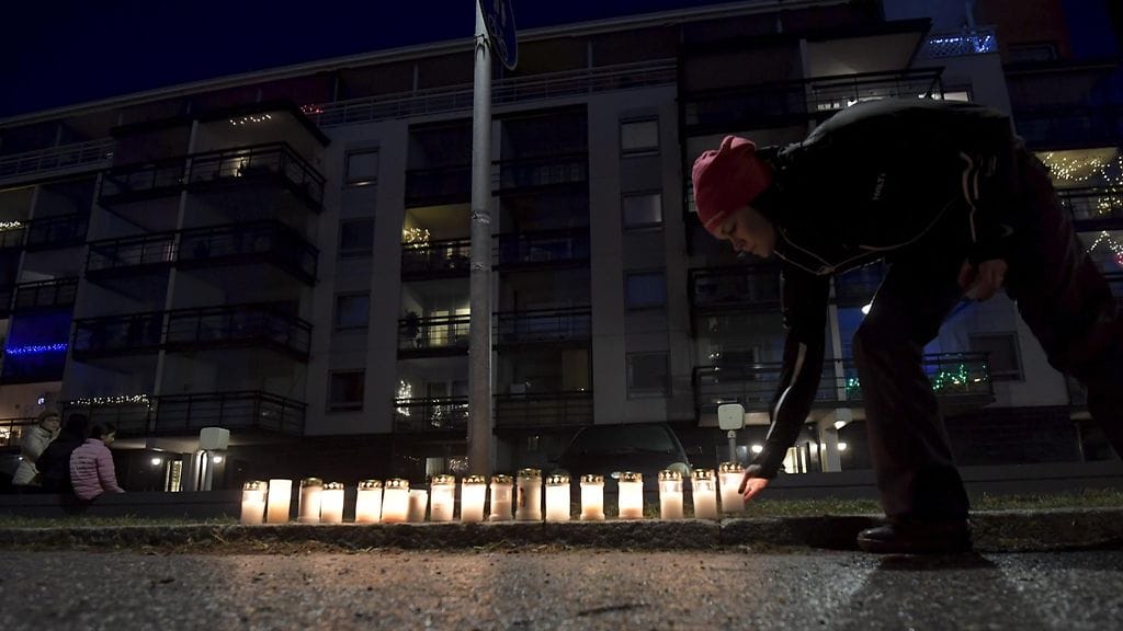 Asuntopalossa Helsingin Vuosaaressa viime viikolla kuoli äiti ja kolme pientä lasta. Turmapaikalle on tuotu kynttilöitä.