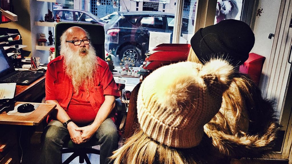 Joulupukki eli Timo Pakkanen kyseli tyttöjen joululahjatoiveista ja harrastuksista.