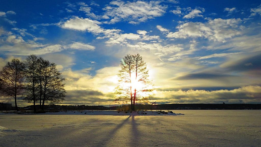 Koko viikonloppu on kylmä ja laajalti aurinkoinen. Talviaurinko Lahdessa. Lukijan kuva.