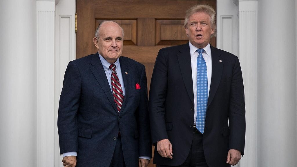Donald Trumpin (vas.) tiedotteen mukaan Rudy Giuliani päätti itse, ettei halua enää olla yksi niistä ihmisistä, joita Trump harkitsee valitsevansa hallitukseensa.