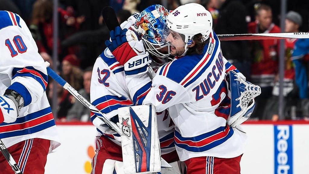 Norjalaishyökkääjä Mats Zuccarello ottaa Antti Raannan kunnon syleilyyn vierasvoiton jälkeen.