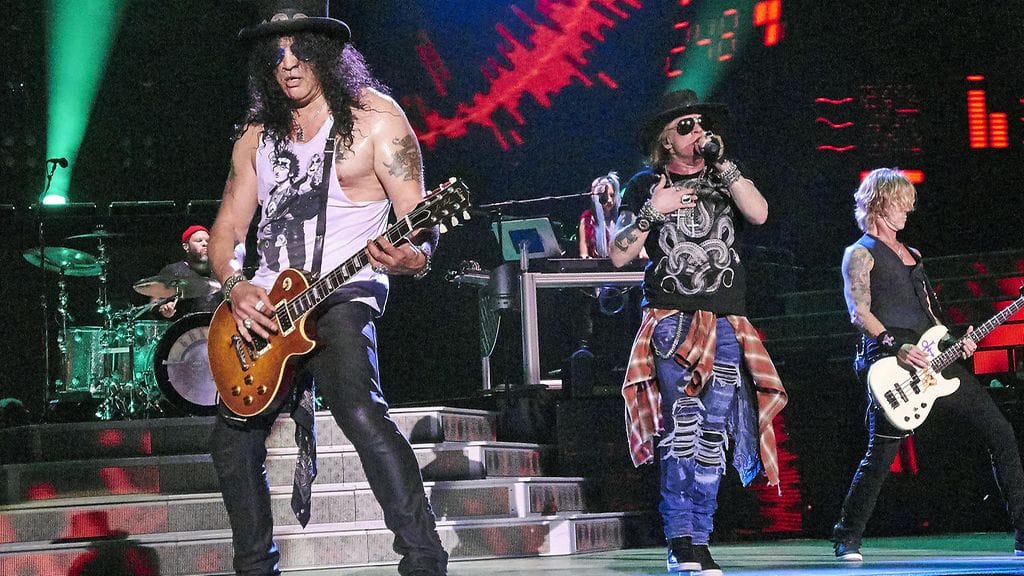 Guns N' Rosesin Slash, Axl Rose ja Duff McKagan lavalla Chicagossa 3. heinäkuuta 2016.