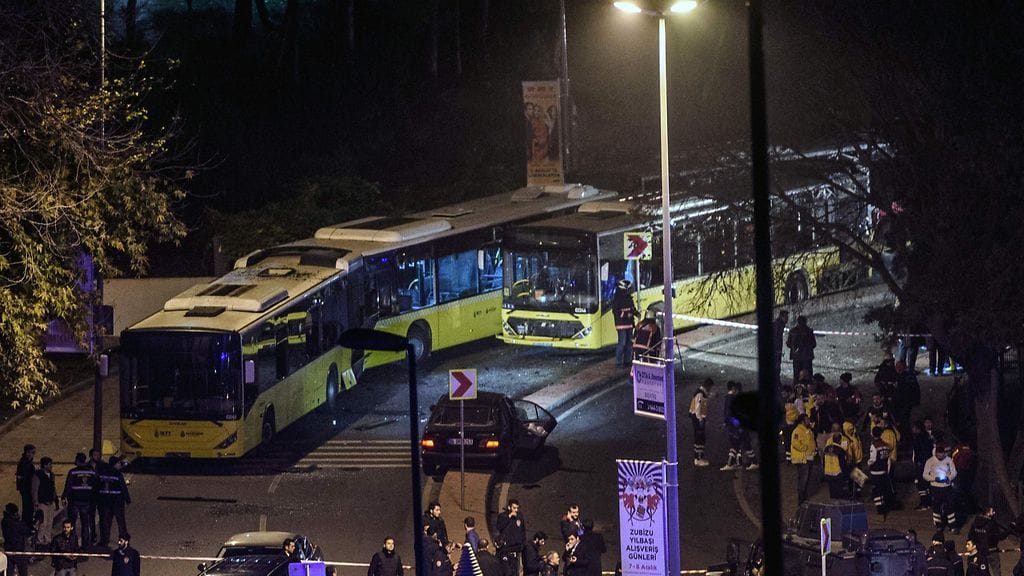 Viranomaisia ja pelastustyöntekijöitä paikalla lauantai-iltaisen autopommi-iskun jälkeen Istanbulissa.