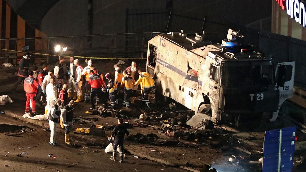 Turkin Istanbulissa tapahtuneissa kahdessa räjähdyksessä on kuollut uusimpien tietojen mukaan 38 ihmistä, joista suurin osa on poliiseja. Onnettomuudessa haavoittui 166 ihmistä.