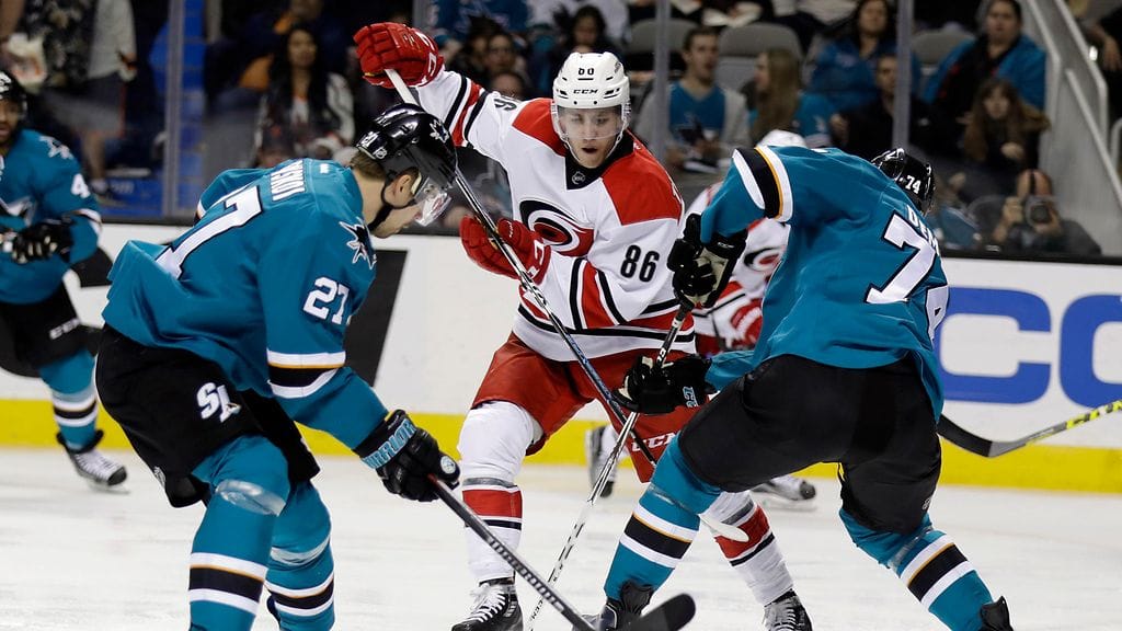 Teuvo Teräväinen taistelee Joonas Donskoita vastaan.