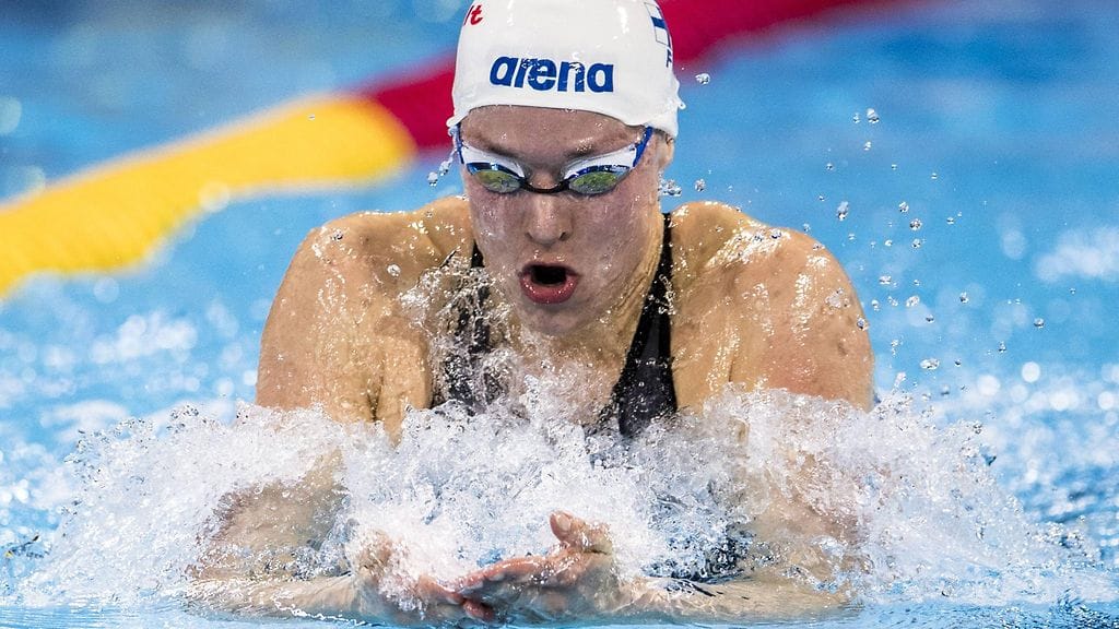 Jenna Laukkanen ui illalla välierissä.