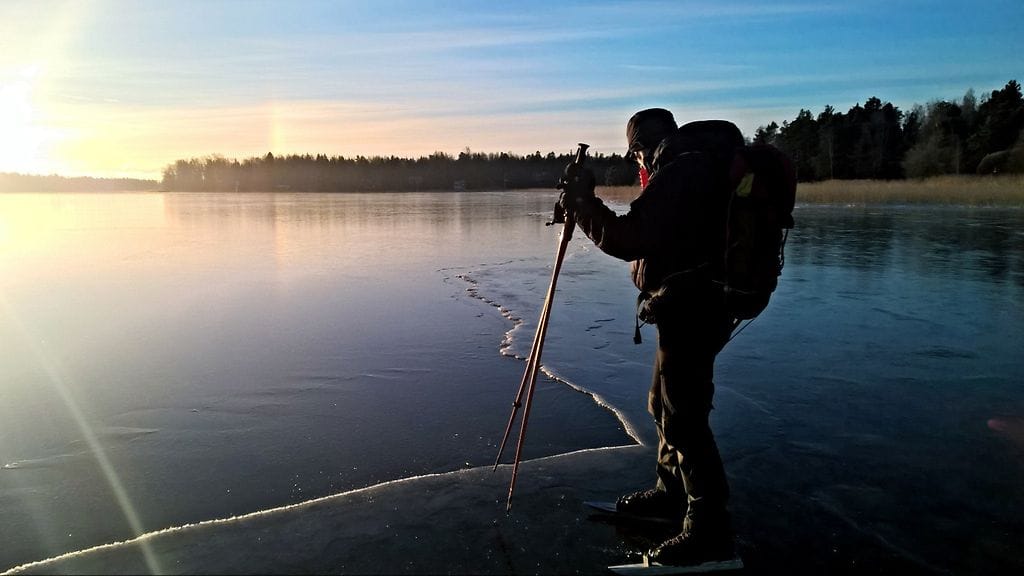 Lapin pelastuslaitos muistuttaa, etteivät jäät ole vielä edes ihmisen kantavia. Kuvituskuva retkiluistelijasta.