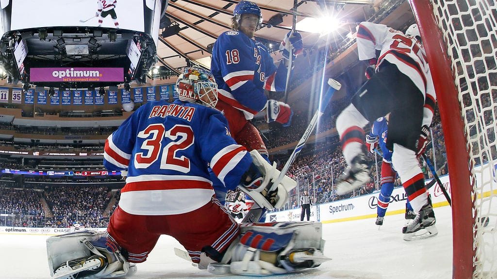 Antti Raanta venyy kiekon tielle Madison Square Gardenissa.