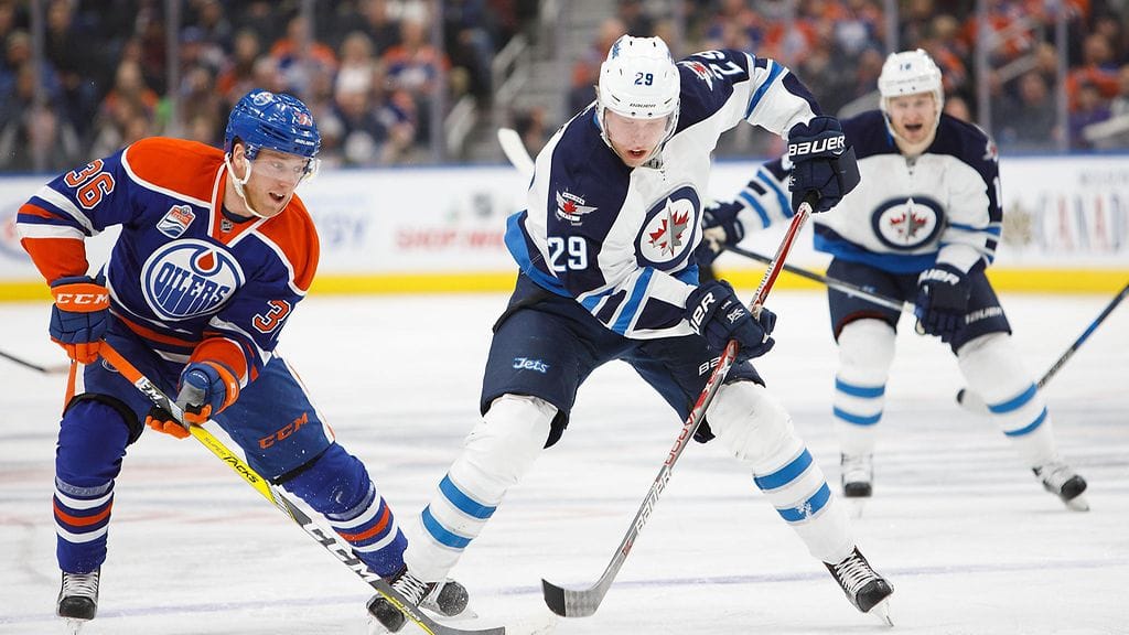 Patrik Laine kamppailee kiekosta ottelussa Edmontonia vastaan.