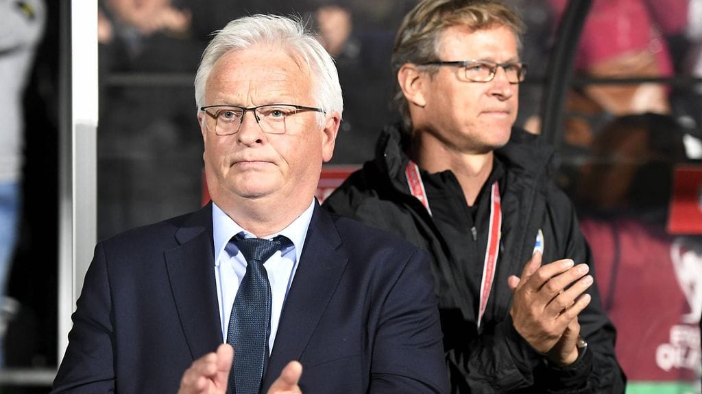 Markku Kanerva (taustalla) ottaa Hans Backen tehtävät maajoukkueen päävalmentajana.
