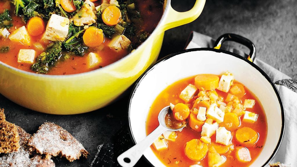 Kuvassa savutofu-lehtikaalikeittoa, johon löytyy resepti Samasta padasta -kirjasta.