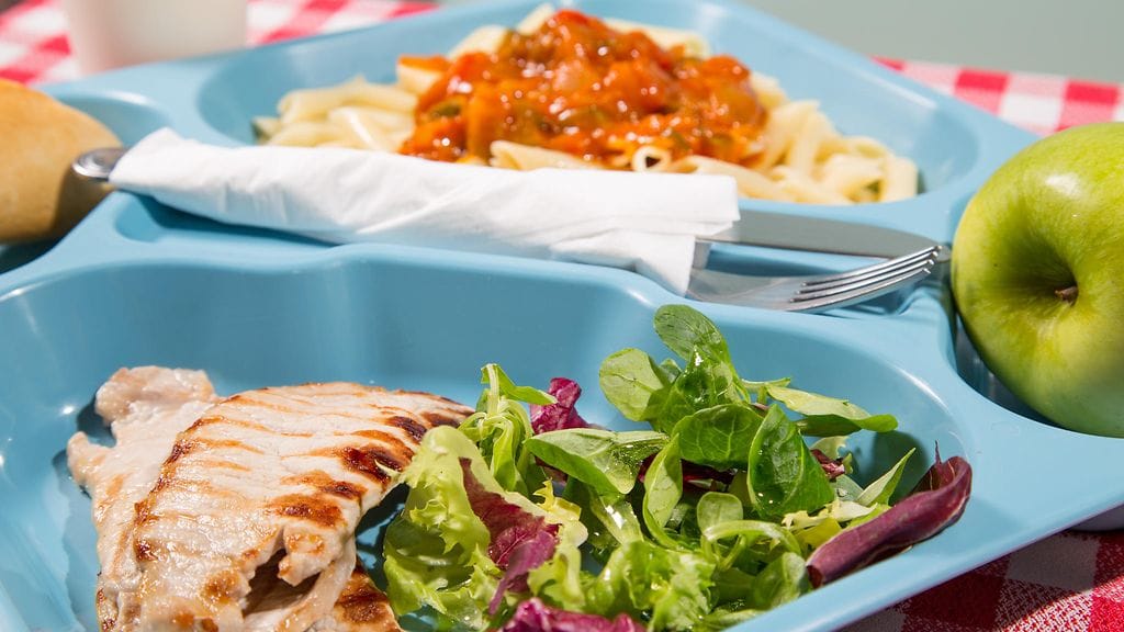 Pieni poika harmistui nähdessään, ettei hänen ystävänsä saanut ostettua lämmintä ruokaa.