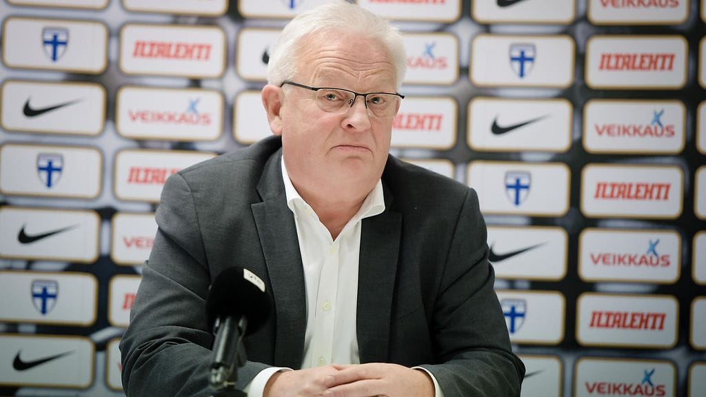 Hans Backe oli omien sanojensa mukaan pettynyt potkuistaan.