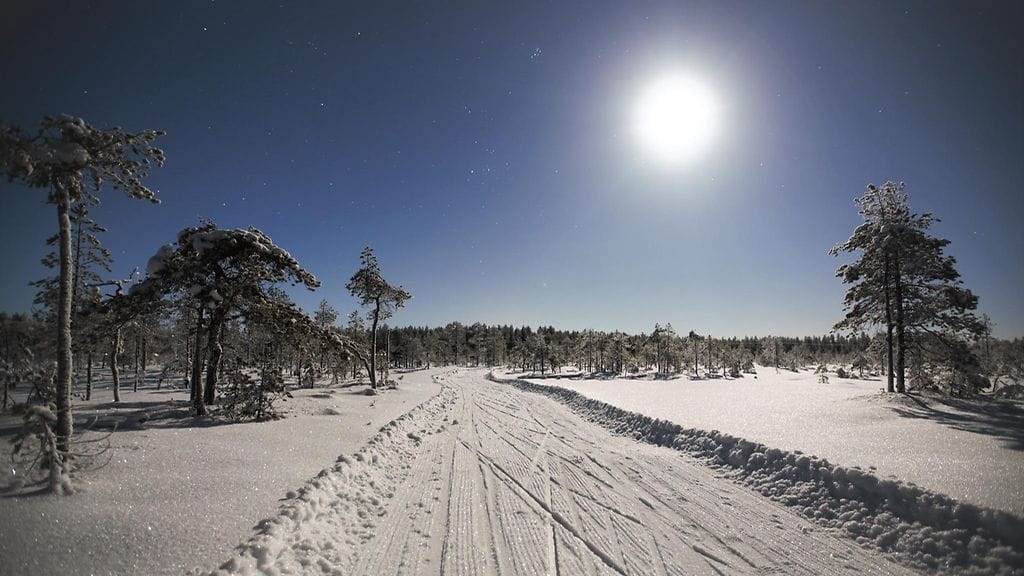 Pekka Hatunen kuvasi uskomattoman kirkkaan kuutamon Vaalassa 11.12.2016.