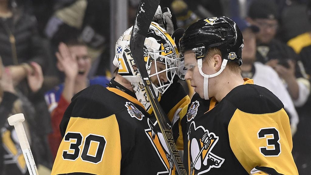 Olli Määttä onnittelee maalivahti Matt Murraya nollapelistä.