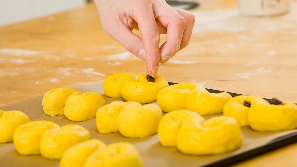 Luciapullat ovat sahramilla maustettuja jouluisia pullia.