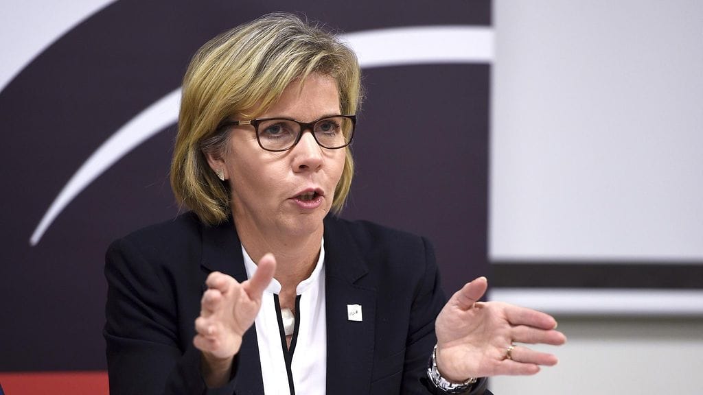 RKP:n puheenjohtaja Anna-Maja Henriksson sairaaloiden päivystysuudistukseen liittyvässä tiedotustilaisuudessa eduskunnassa tänään.