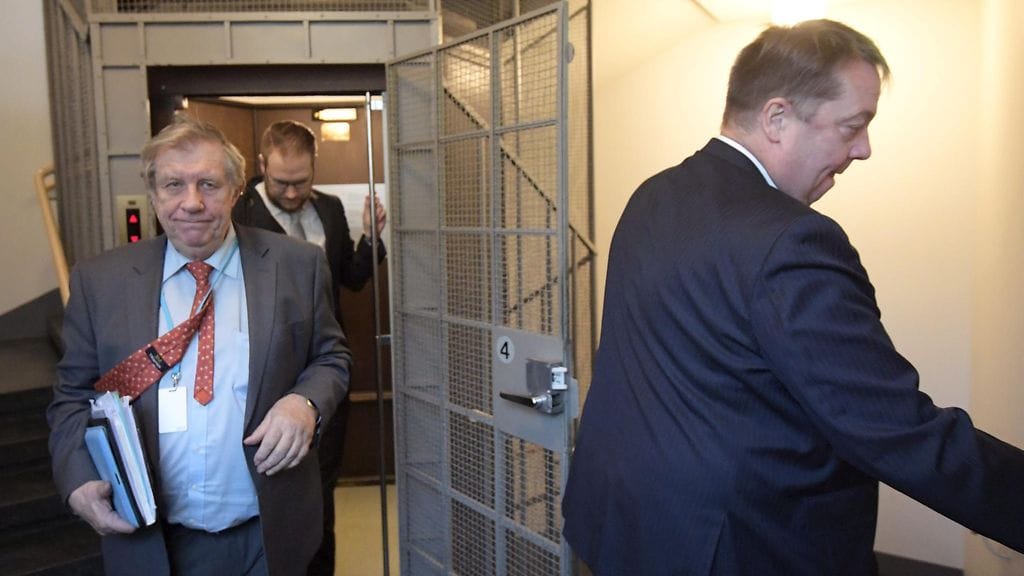 Tarkastusvaliokunnan jäsenet, kokoomuksen kansanedustaja Eero Lehti sekä perussuomalaisten kansanedustajat Olli Immonen ja Mika Raatikainen menossa eduskunnan tarkastusvaliokunnan Finaviaa käsittelevään kokoukseen tänään.