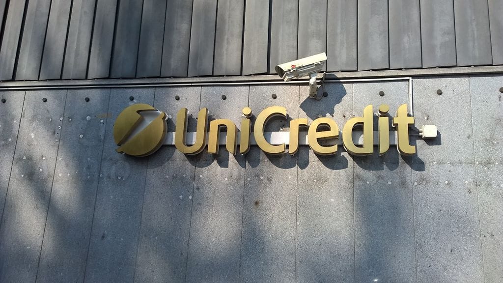 Summa vastaa noin 4,5 prosenttia UniCreditin omistuksista Venäjällä.