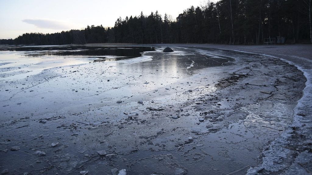 Jäätyvää merta Laajasalon uimarannan edustalla Helsingissä 1. joulukuuta 2016.
