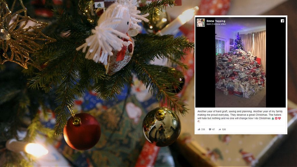 Tappingin perheessä lahjoja on niin paljon, että ne peittävät joulukuusen lähes kokonaan.