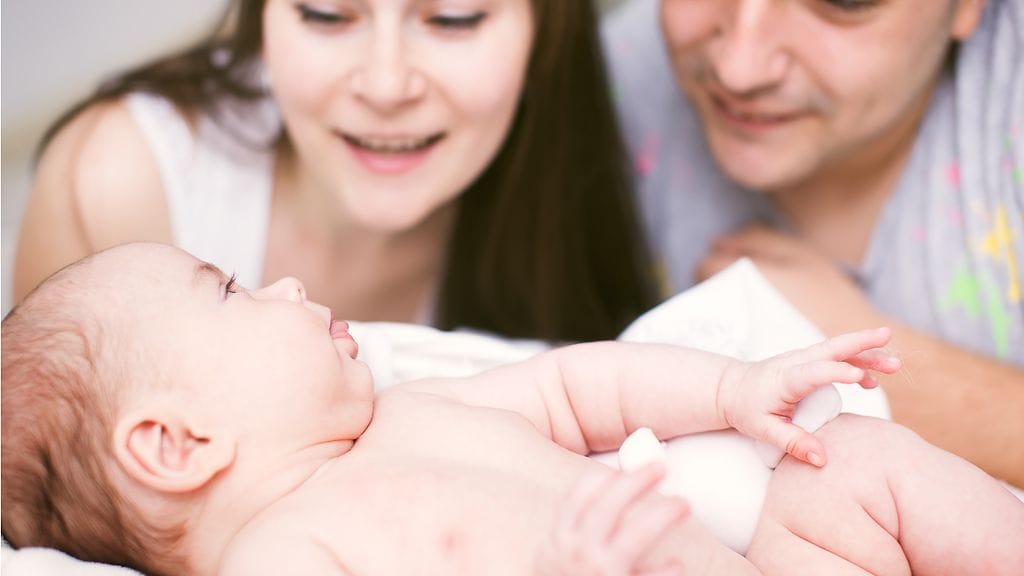 Vanhempien onnellisuus kasvaa hetkellisesti lapsen saamisen myötä.
