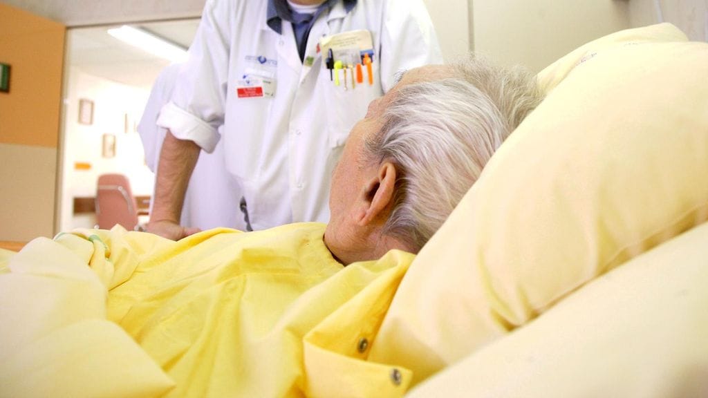 Enemmistölle dementiapotilaista tulee ajan myötä käytöshäiriöitä. Kuvituskuva.