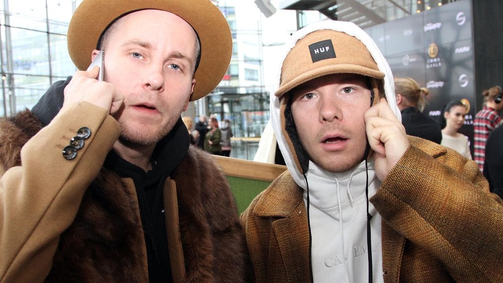 JVG eli Jare Brand ja Ville Galle Emma-ehdokkaiden julkistustilaisuudessa Helsingissä 14. joulukuuta 2016. Kuvaustilanne on humoristinen ja lavastettu.