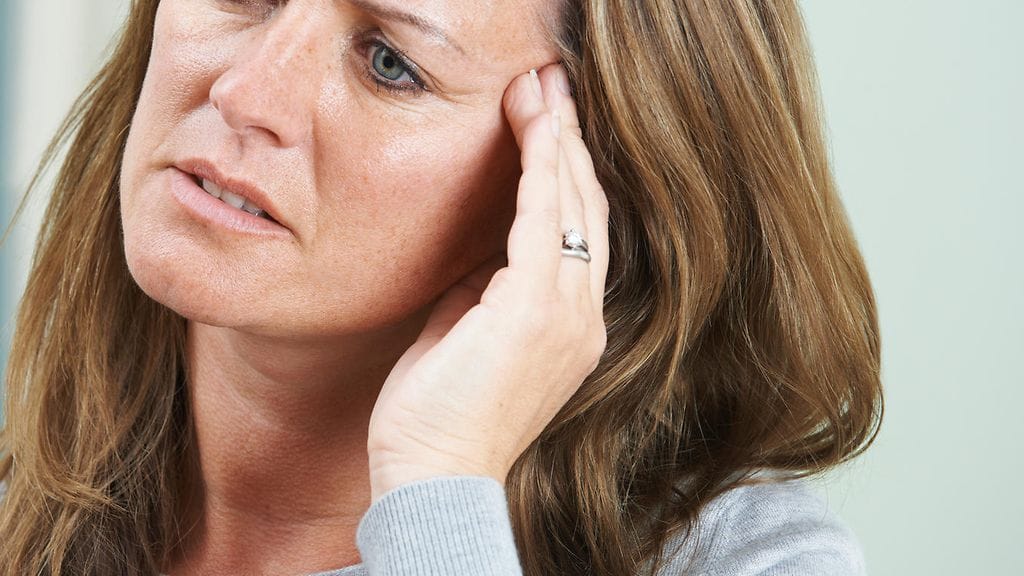 Runsaista kuumista aalloista kärsivien naisten kaulavaltimoiden sisäpinnat olivat tutkimuksessa paksuuntuneet muita enemmän. Kuvituskuva.