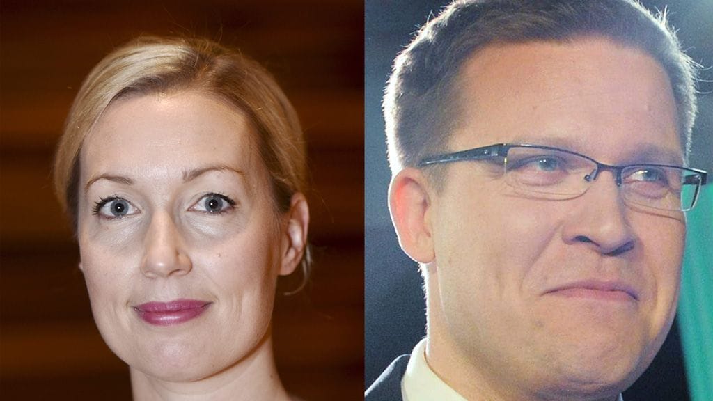 Kansainvälinen uutistoimisto Reuters kirjoittaa Jussi Erosen (oik.) ja Salla Vuorikosken (vas.) irtisanoutuneen, koska julkinen mediapalveluyhtiö Yle on vaimentanut kriittistä raportointia poliitikoista, kuten pääministeri Juha Sipilästä.