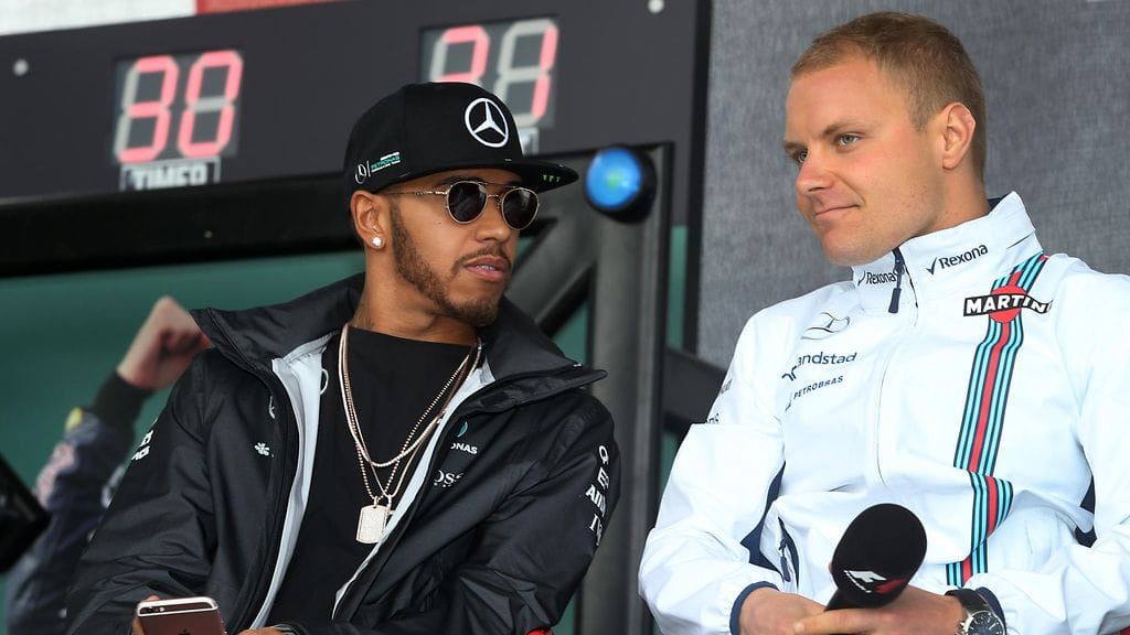 Valtteri Bottas (oik.) on tyrkyllä Lewis Hamiltonin tallitoveriksi.