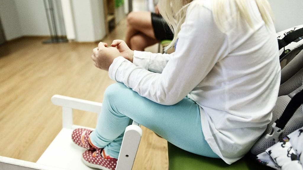 Lapset ja nuoret näyttävät käyttävän reippaaseen tai rasittavaan liikkumiseen vain kymmenesosan ajasta. Kuvituskuva.