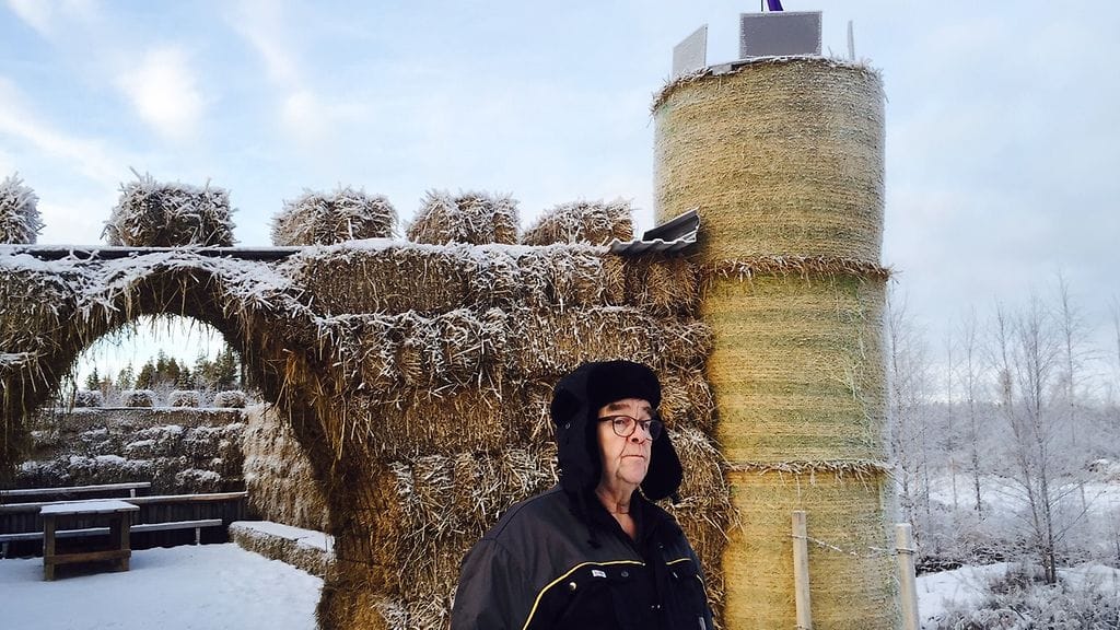 Jouko Lehtinen alias Huitun linnanherra sai haaveilemansa keskiaikaisen olkilinnan valmiiksi kuukaudessa.