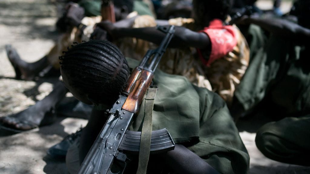 Unicef neuvotteli 2016 lapsisotilaiden vapauttamisesta Etelä-Sudanissa. Kuvassa juuri vapautettu lapsisotilas.