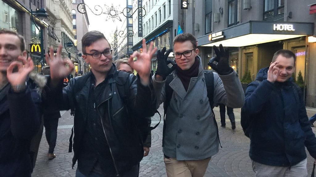 Kuvassa tänään vapautuneita varusmiehiä.