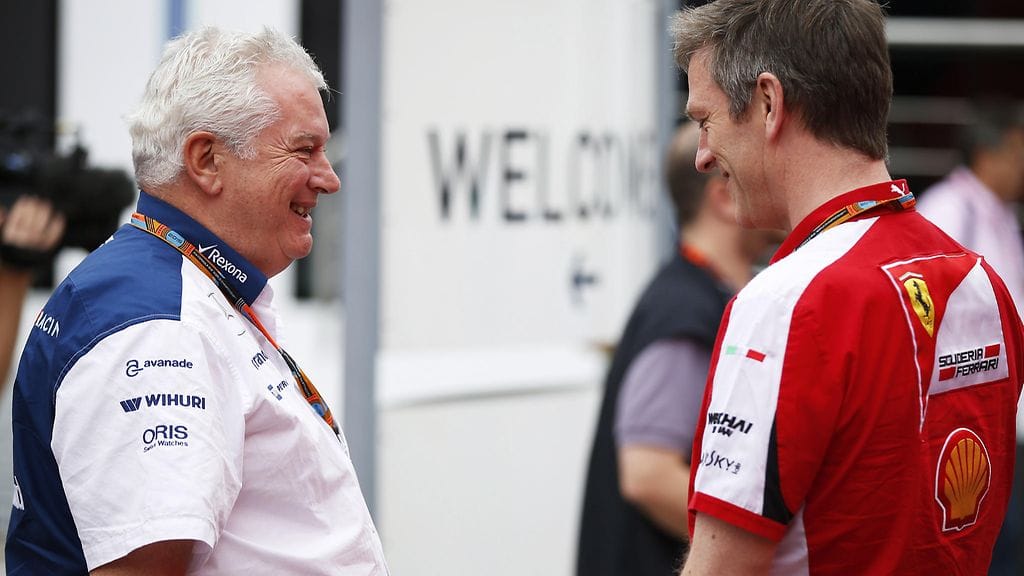 Pat Symonds ja Ferrarin James Allison rupattelemassa F1-varikolla heinäkuussa 2015.