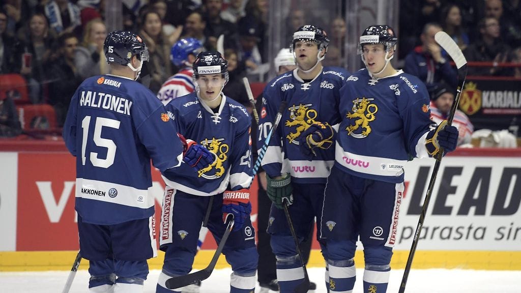 Miro Aaltonen (vas.), Henrik Haapala Teemu Hartikainen ja Miika Koivisto tuulettamassa maalia.