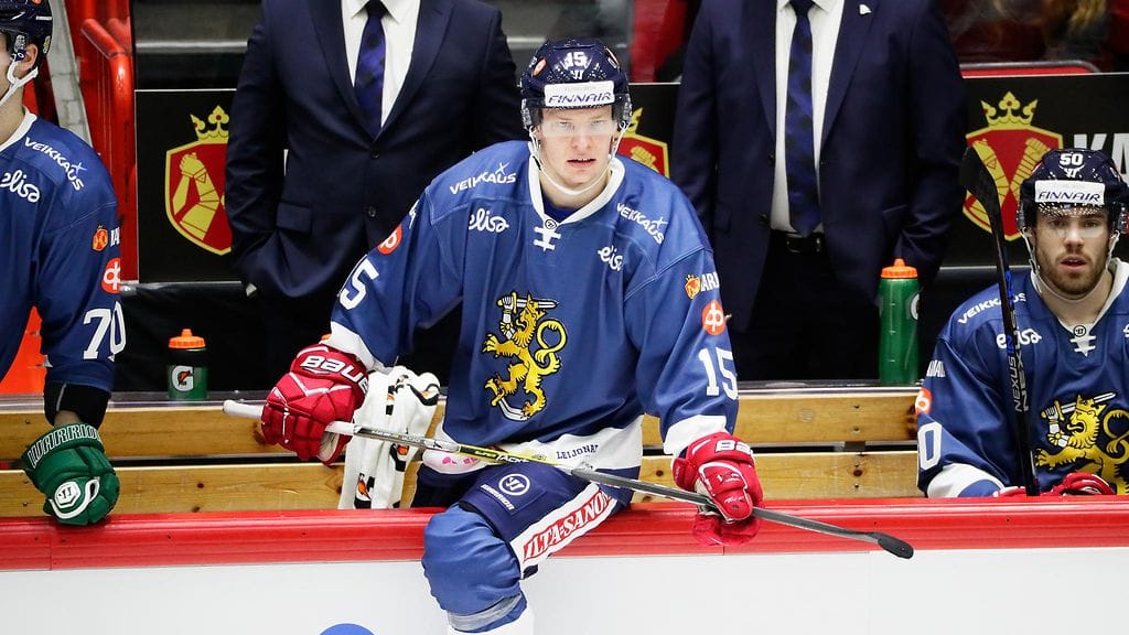 Nuorelle Miro Aaltoselle on tarjolla isot saappaat.