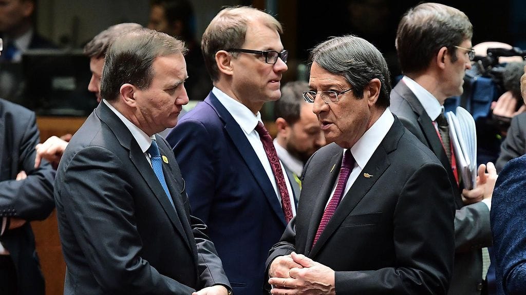 Brysselissä EU-huippukokouksessa Suomen pääministeri Juha Sipilä, Ruotsin pääministeri Stefan Löfven ja Kyproksen presidentti Nicos Anastasian.