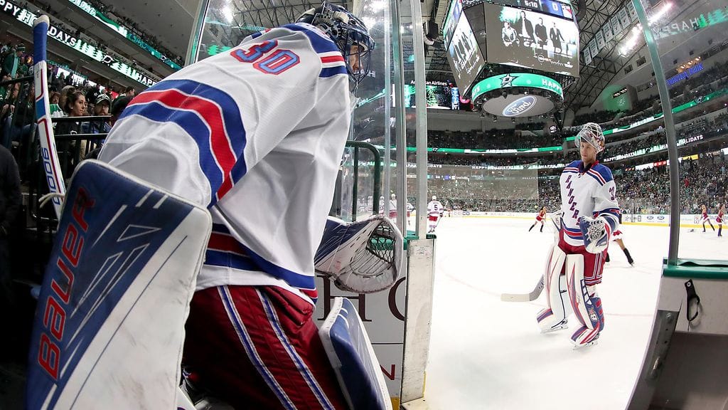 Antti Raanta tsemppaa maalille palannutta Henrik Lundqvistia ennen ottelua.