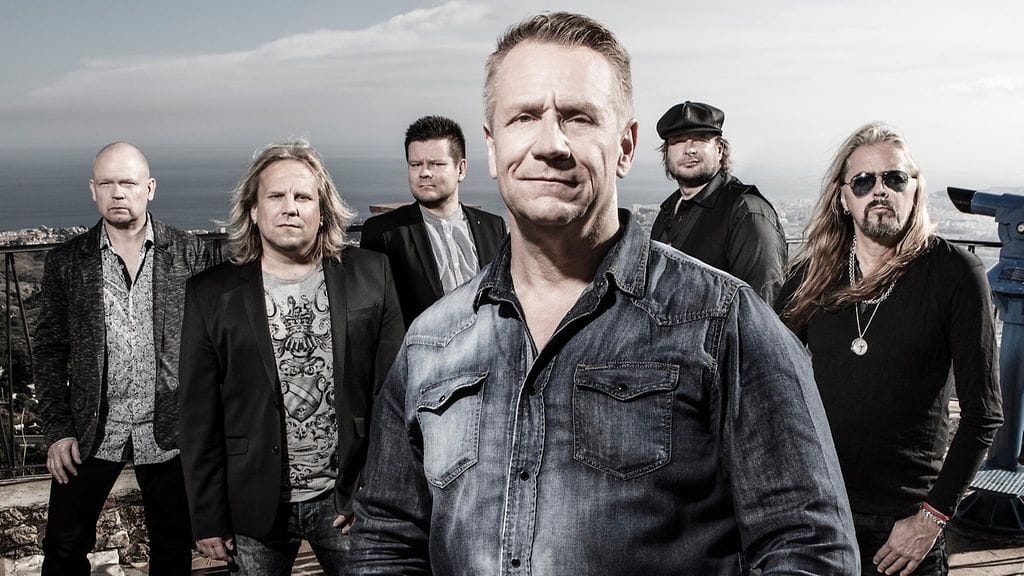 Yön promokuva keväältä 2016. Etualalla laulaja Olli Lindholm, joka antoi potkut basisti Jukka "Jay" Lewisille (oikealla) ja kitaristi Asko "Daffy" Turuselle (toinen oikealta).