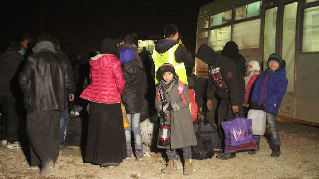 Aleppossa tuhannet ihmiset odottavat evakuointien jatkumista. Syyrian hallitus keskeytti evakuoinnit eilen.