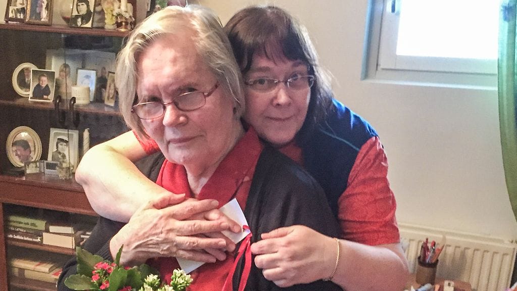 Sinikka Huuskonen ja kotihoitaja Marjo Halén ovat läheisiä. "Suhde toimii", naiset nauravat yhdessä.